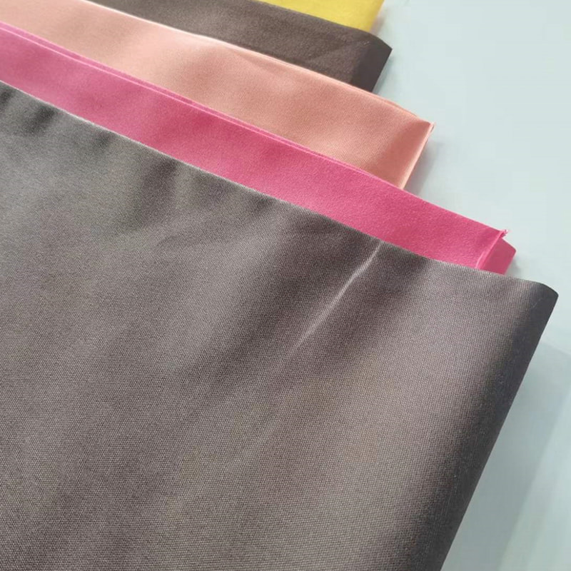 TMIE-08-1-2 85GSM 125 ซม. สวมใส่สบายเสื้อและผ้าซับในโพลีเอสเตอร์ 100% มีสีต่างๆให้เลือกย้อมผ้า Poplin โพลีเอสเตอร์ขัดเงา