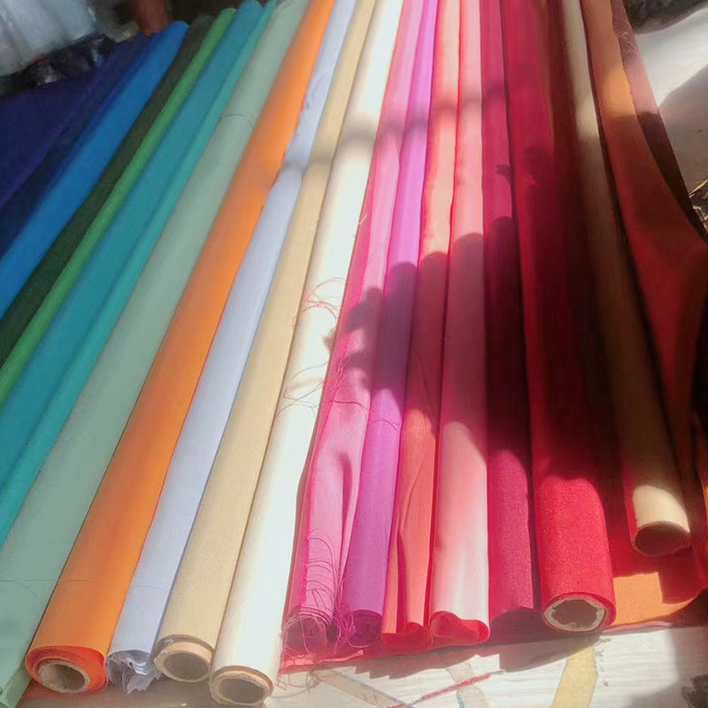 TMIE-08-5-2 ความกว้าง 112 ซม. น้ำหนักเบา 75GSM สีที่กำหนดเองและมากกว่า 100 สีย้อมผ้า Poplin โพลีเอสเตอร์ซับ
